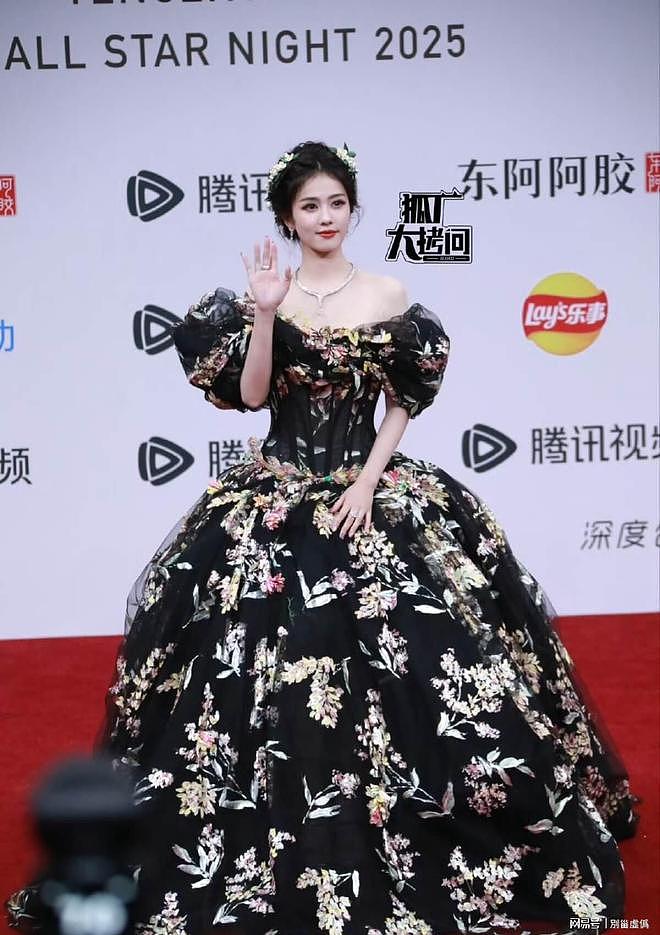 星光大赏造型被嘲，赵露思直播谈服装问题，造型师发文回应（组图） - 2