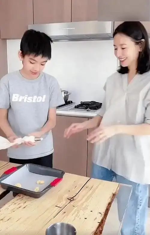 曝董洁有经济压力,无法承担儿子一年百万的课外费用,评论区炸锅(组图) - 1