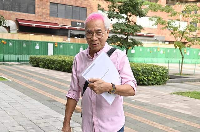 曝75老戏骨疑深陷三角恋！小39岁未婚妻恐失宠，甜蜜揽小31岁歌手（组图） - 10