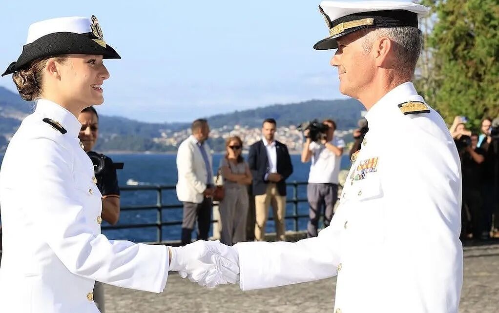 未来西班牙女王完成首次单飞，英姿飒爽！海陆空全练一遍，战斗女王啊（组图） - 16