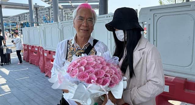 曝75老戏骨疑深陷三角恋！小39岁未婚妻恐失宠，甜蜜揽小31岁歌手（组图） - 4