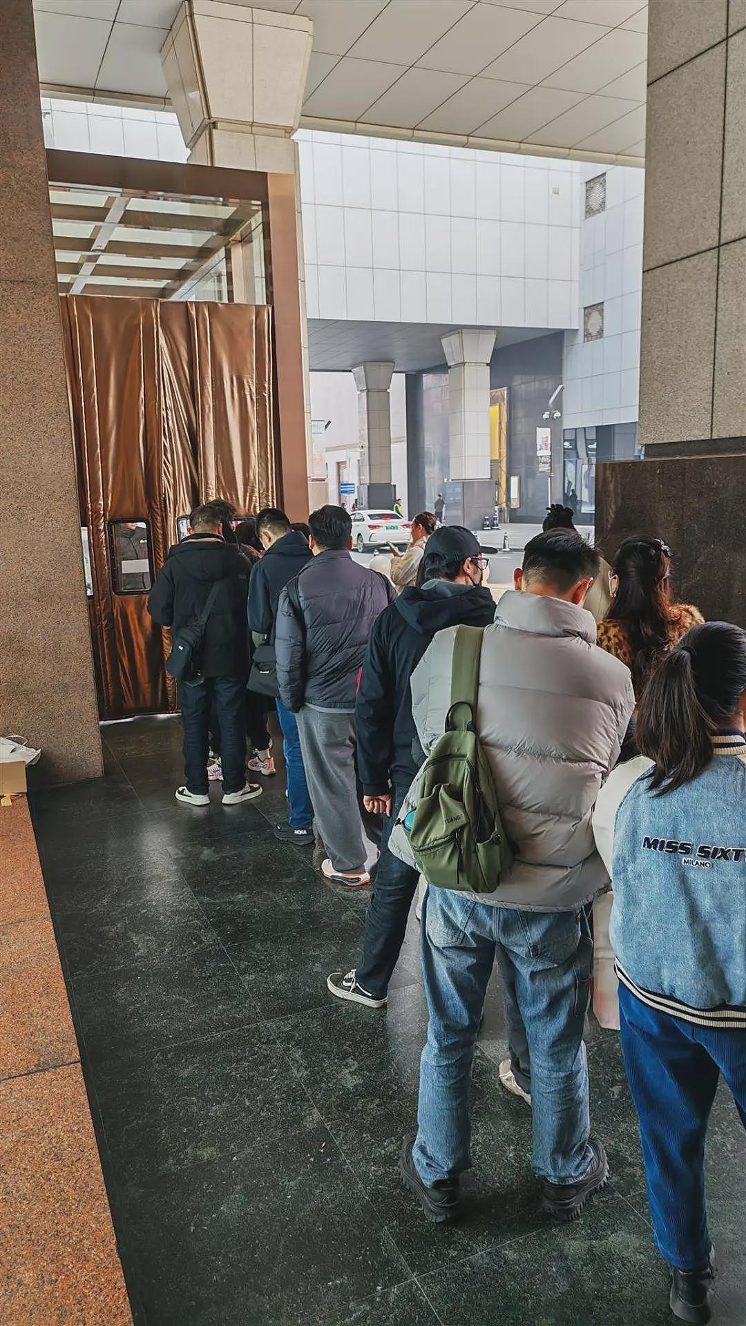 金价彻底爆了！外地顾客来不及放下行李箱，赶到金店“抢促销”！周生生金饰报1403元/克（组图） - 4