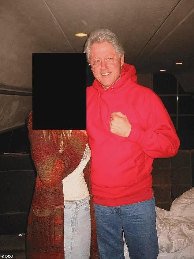 尺度太大！克林顿半裸和女子泡澡，安德鲁王子横躺五女腿上，最新爱泼斯坦档案太劲爆（组图） - 4