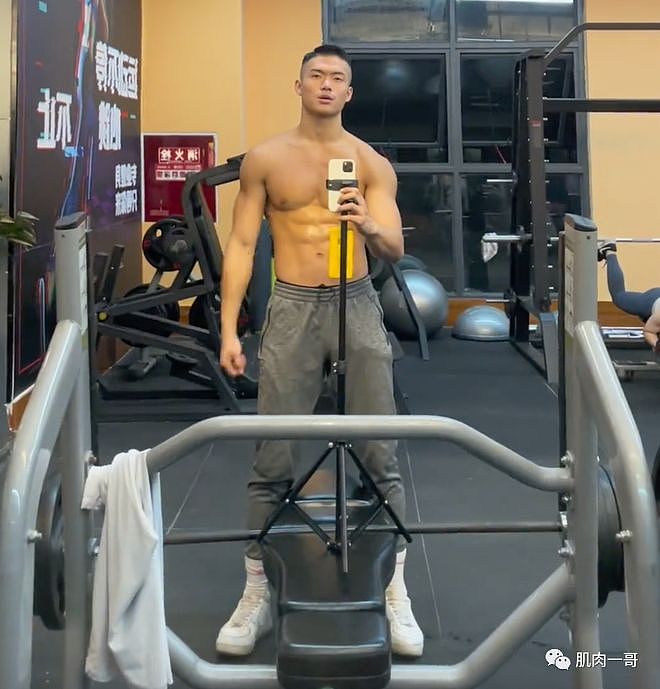 【帅哥】190cm成都九头身被取走体育生火了，网友直呼我可以（组图） - 11