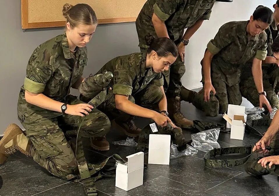 未来西班牙女王完成首次单飞，英姿飒爽！海陆空全练一遍，战斗女王啊（组图） - 12