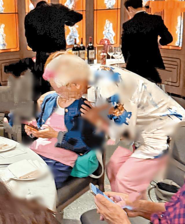 曝75老戏骨疑深陷三角恋！小39岁未婚妻恐失宠，甜蜜揽小31岁歌手（组图） - 7
