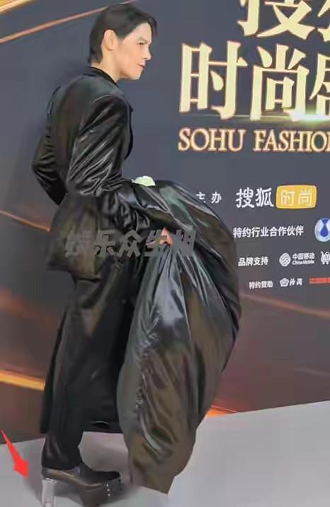 北京这一晚，55岁刘奕君秒了41岁向佐，才懂男人刚阳硬朗的魅力（组图） - 12