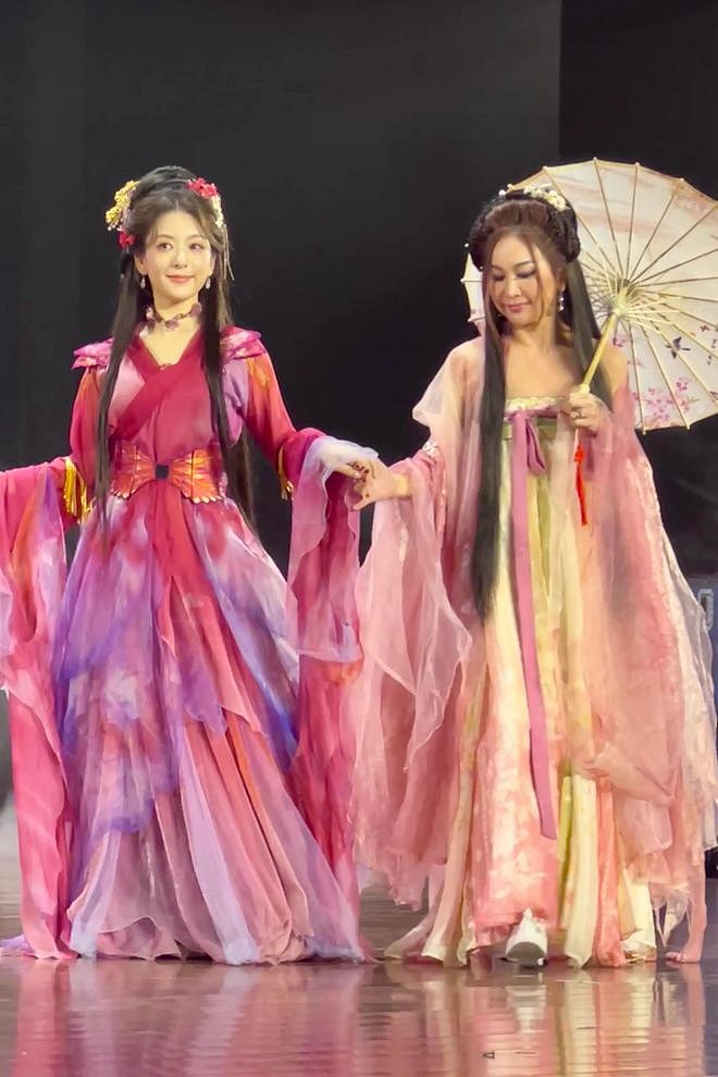 方媛产后登台表演,她腰肢纤细,温碧霞脸颊松垮,方媛比妲己漂亮(组图) - 3