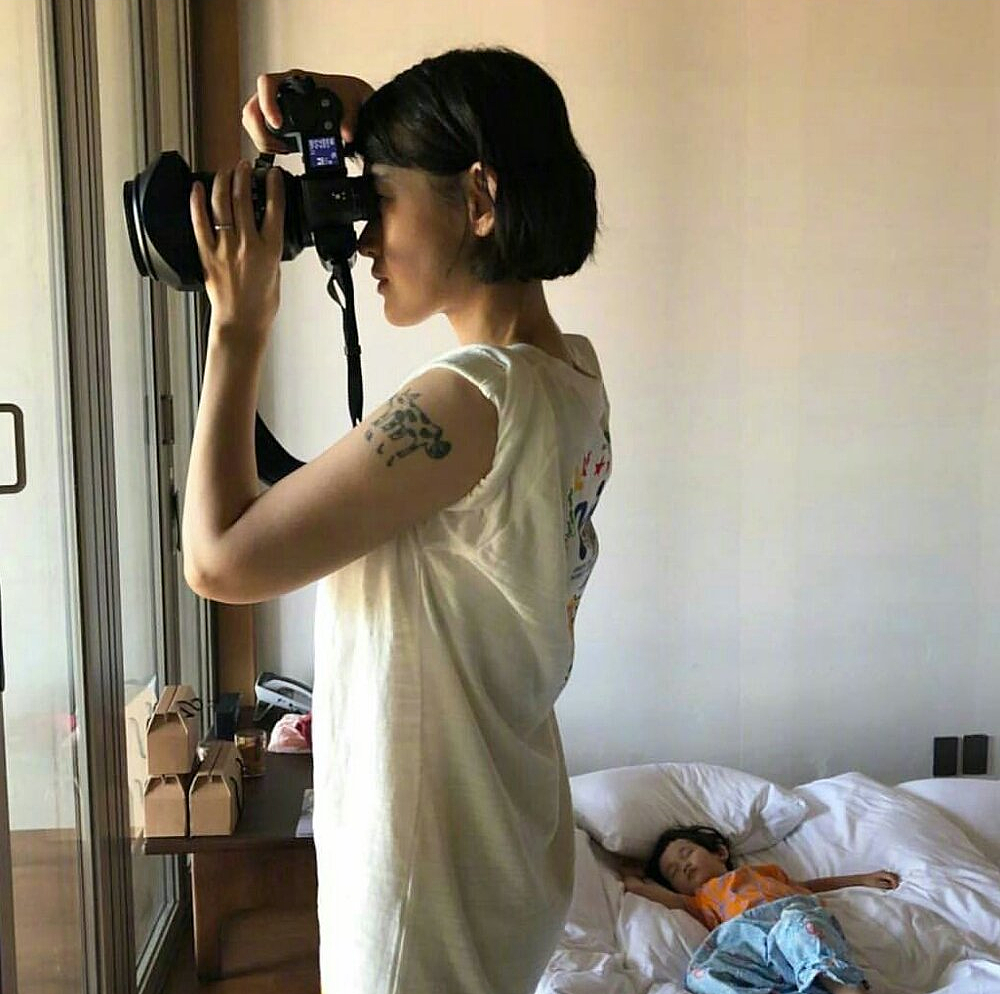 【时尚】穿搭不跟风、素颜不p图，她展示了40岁穿搭的另一种可能（组图） - 60