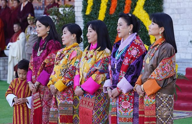 不丹四位王太后齐亮相，同框35岁神颜王后，小公主戴红珊瑚很受宠（组图） - 2