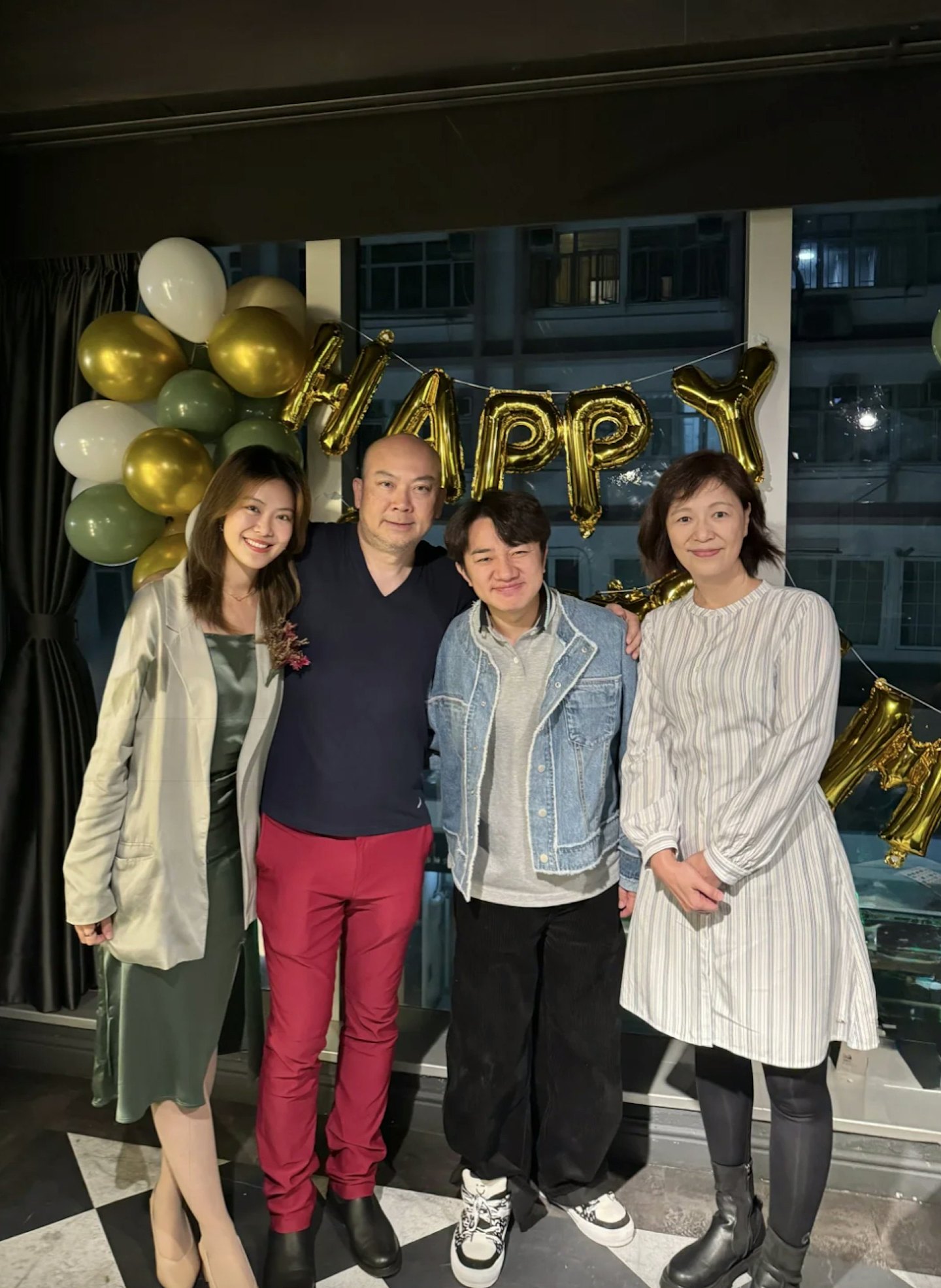 出身草根男星内地爆红身家暴涨！出席旧同事荣休派对获激赞不忘本（组图） - 3