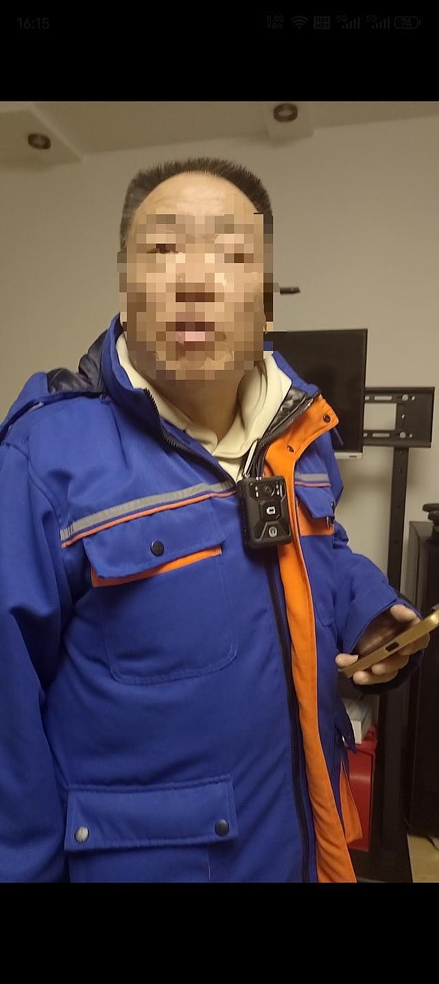热力公司入户测温佩戴的记录仪上印着警徽，住户报警（组图） - 2