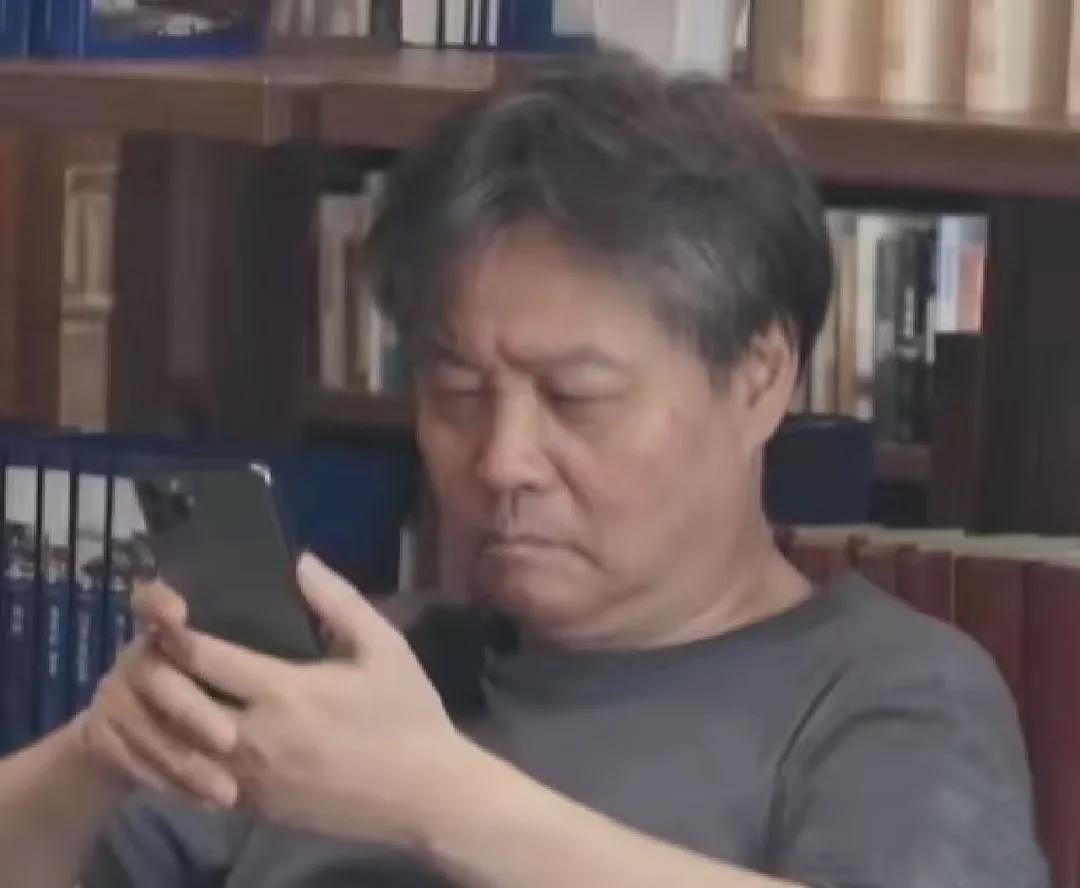 余华新书被骂太猥琐,年轻人最爱的“潦草小狗”突然“塌房”了(组图) - 3