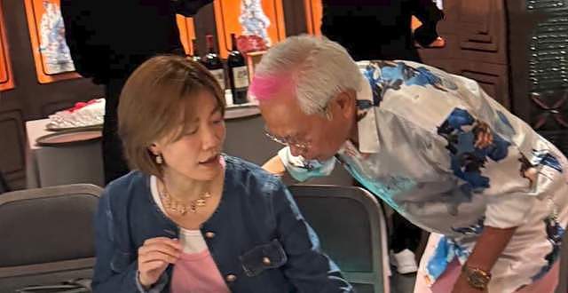 曝75老戏骨疑深陷三角恋！小39岁未婚妻恐失宠，甜蜜揽小31岁歌手（组图） - 6
