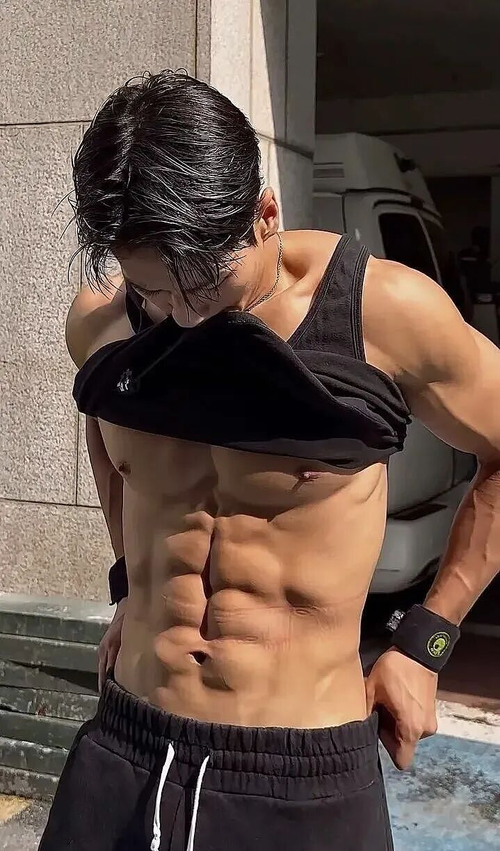 【帅哥】黑皮男神亮色泳裤海滩秀肌肉，肌肉身材大胸肌翘臀太撩了（组图） - 30