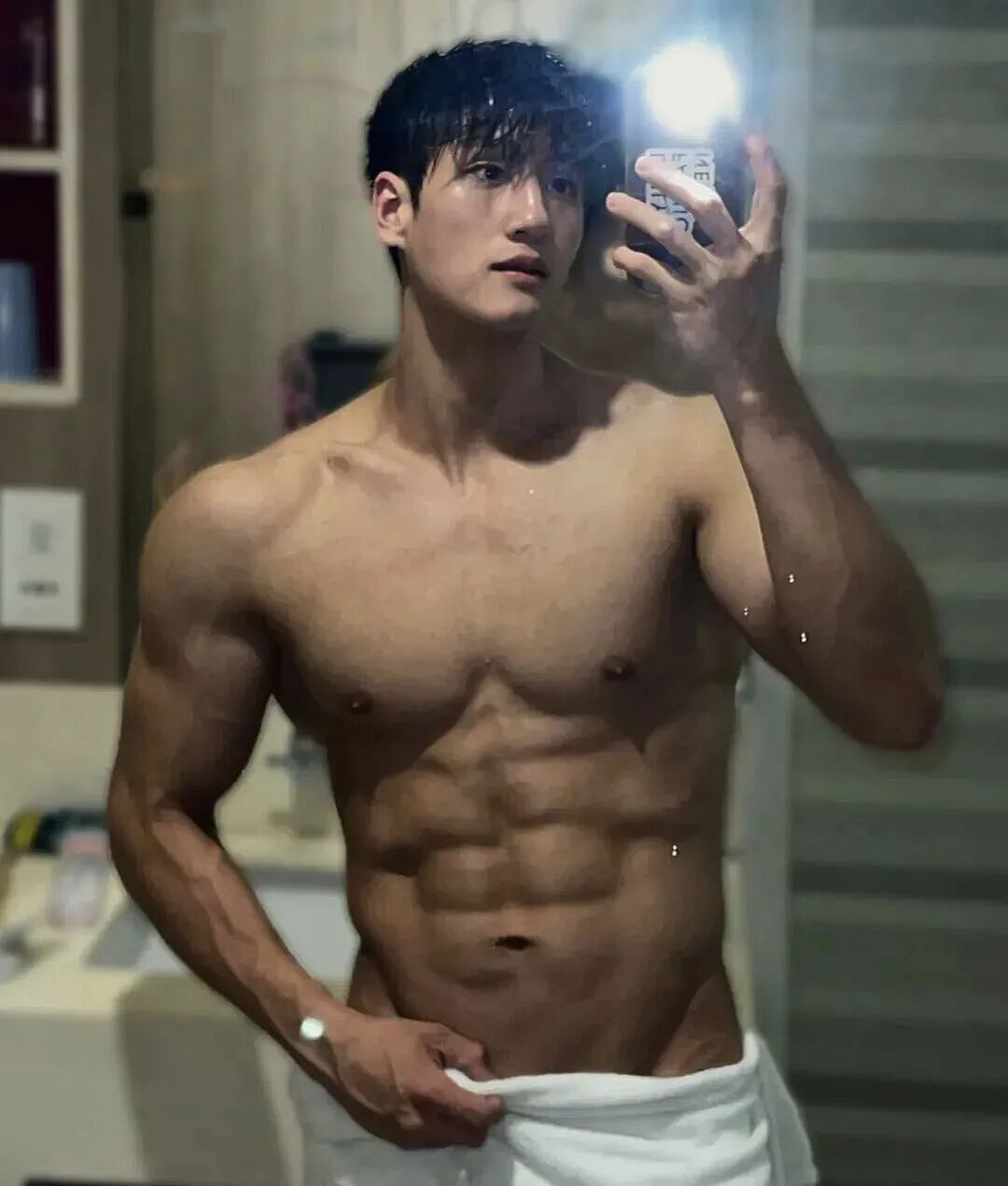 【帅哥】黑皮男神亮色泳裤海滩秀肌肉，肌肉身材大胸肌翘臀太撩了（组图） - 1