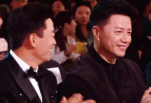 星光大赏小鲜肉和大叔对比，网友：后排加起来，没第一排的阳气重（组图） - 7