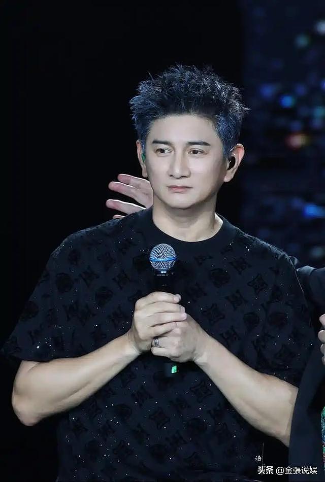 55岁吴奇隆染黄毛开演唱会!录VCR嘴歪鼻头大,颜值难回“四爷”(组图) - 27
