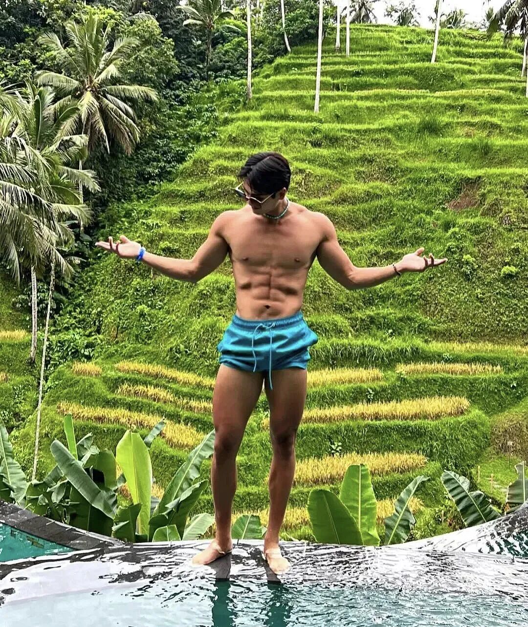 【帅哥】黑皮男神亮色泳裤海滩秀肌肉，肌肉身材大胸肌翘臀太撩了（组图） - 3