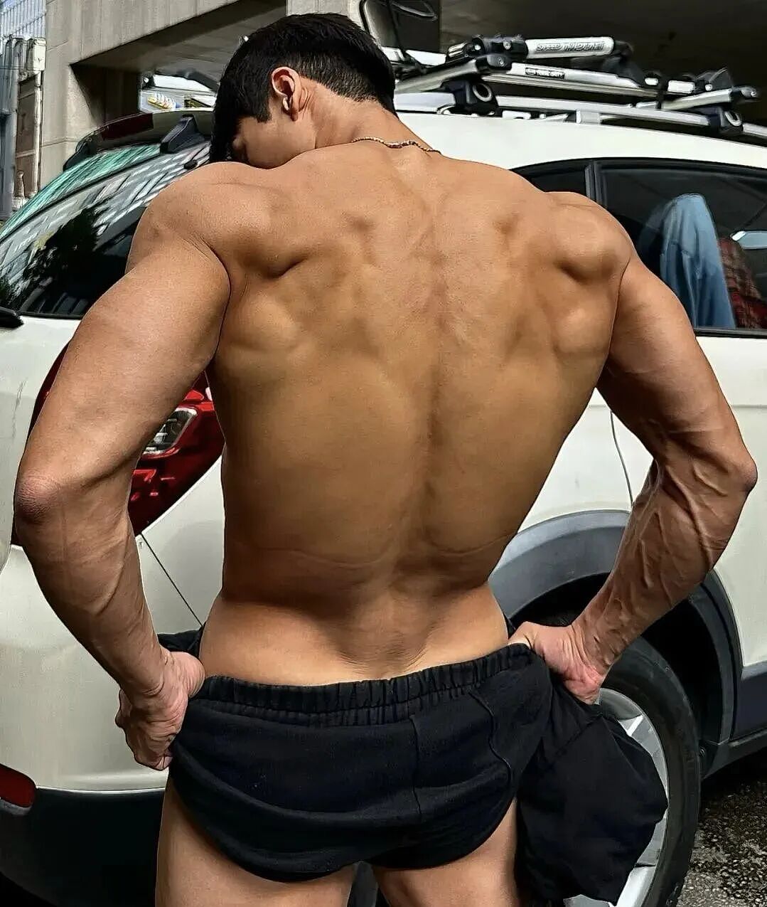 【帅哥】黑皮男神亮色泳裤海滩秀肌肉，肌肉身材大胸肌翘臀太撩了（组图） - 16