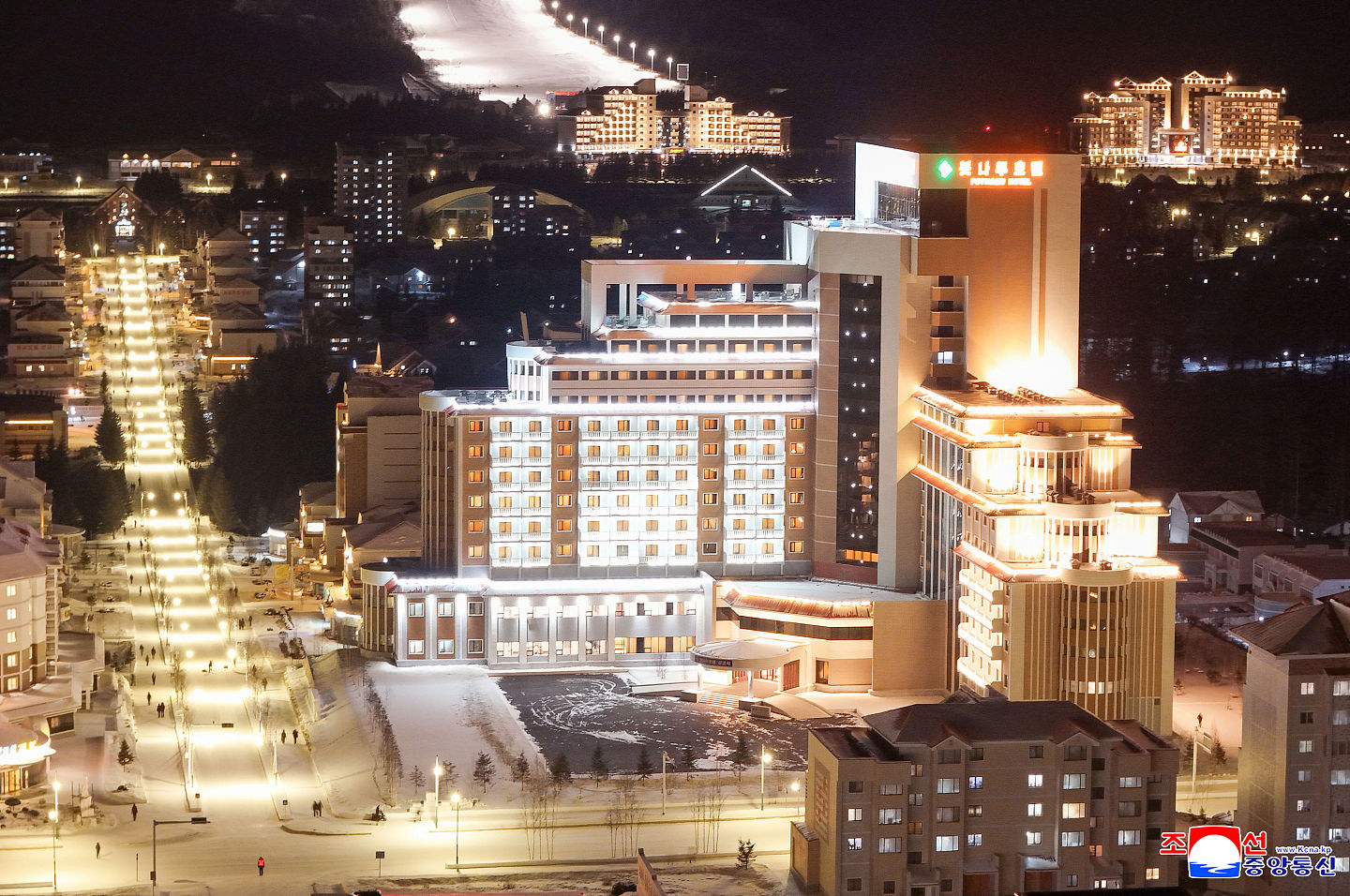 朝鲜拚外汇新招?白头山三池渊5座饭店竣工,金正恩携女亲自剪彩(组图) - 3