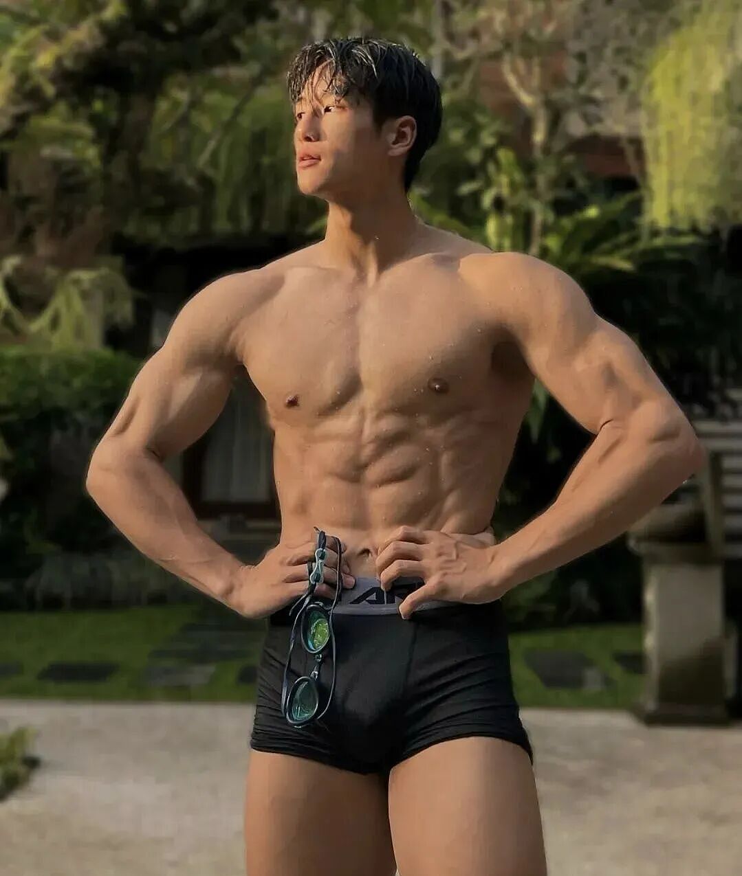 【帅哥】黑皮男神亮色泳裤海滩秀肌肉，肌肉身材大胸肌翘臀太撩了（组图） - 29