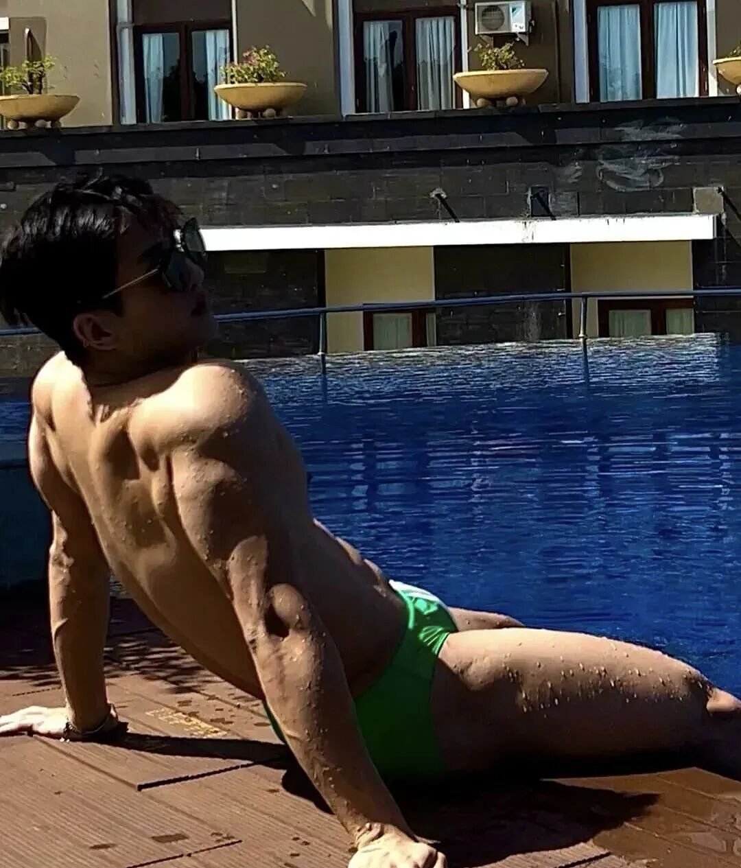 【帅哥】黑皮男神亮色泳裤海滩秀肌肉，肌肉身材大胸肌翘臀太撩了（组图） - 25