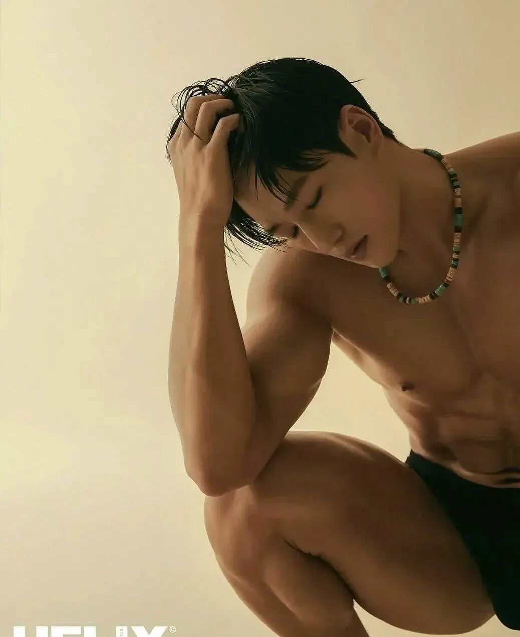 【帅哥】黑皮男神亮色泳裤海滩秀肌肉，肌肉身材大胸肌翘臀太撩了（组图） - 6