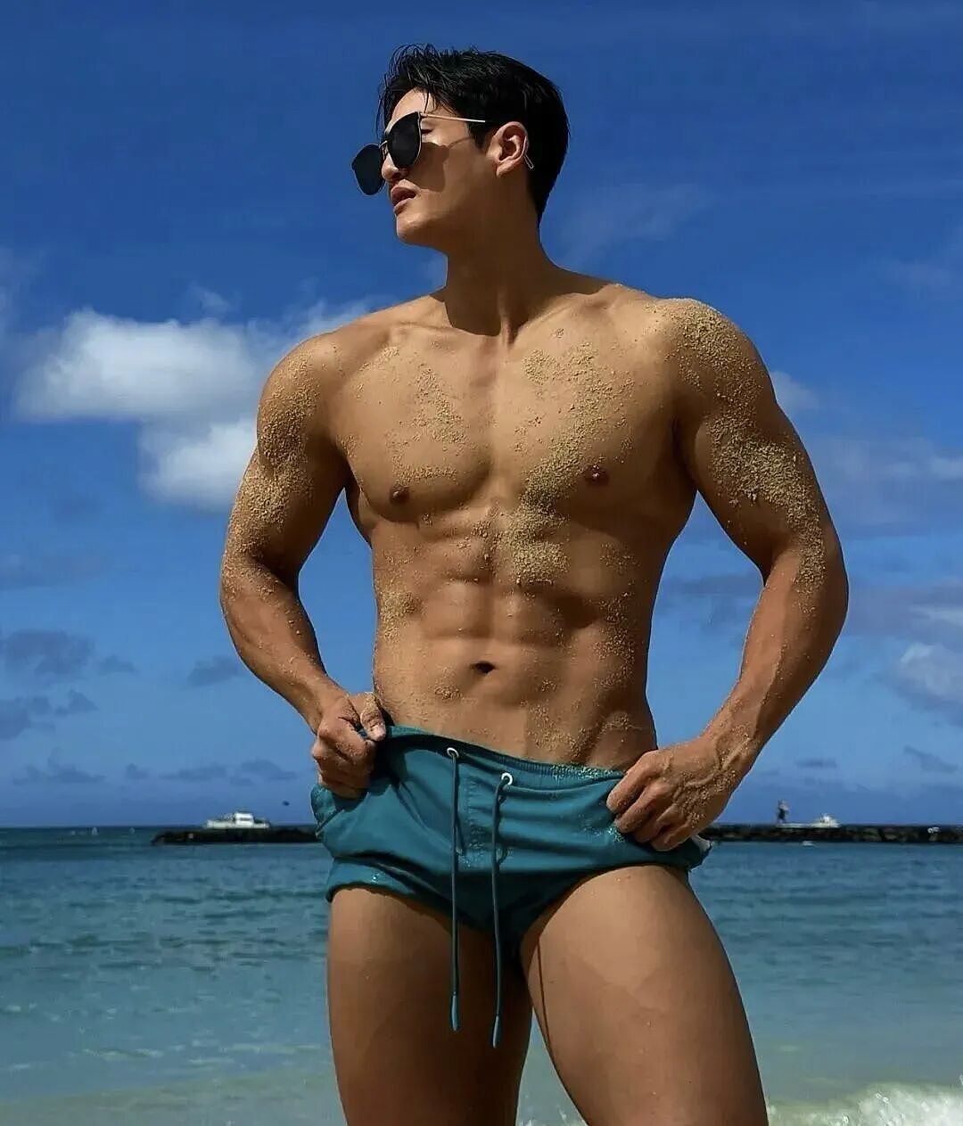 【帅哥】黑皮男神亮色泳裤海滩秀肌肉，肌肉身材大胸肌翘臀太撩了（组图） - 23