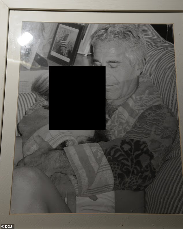 爱泼斯坦恶魔岛受害人照片公开！权贵左揽右抱留亲密合影，网友嘲：卷卷有你名（组图） - 5