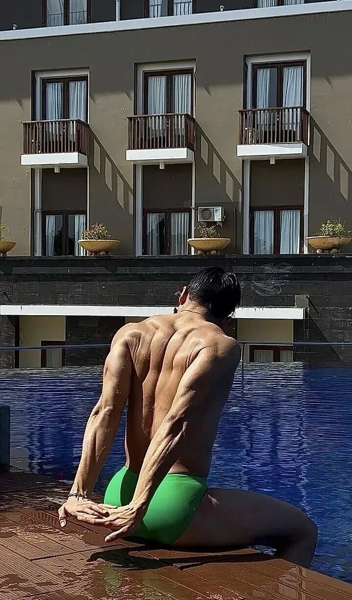 【帅哥】黑皮男神亮色泳裤海滩秀肌肉，肌肉身材大胸肌翘臀太撩了（组图） - 5