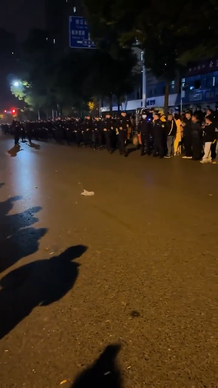 长沙合能璞丽小区外卖骑手抗议始末(视频/组图) - 7