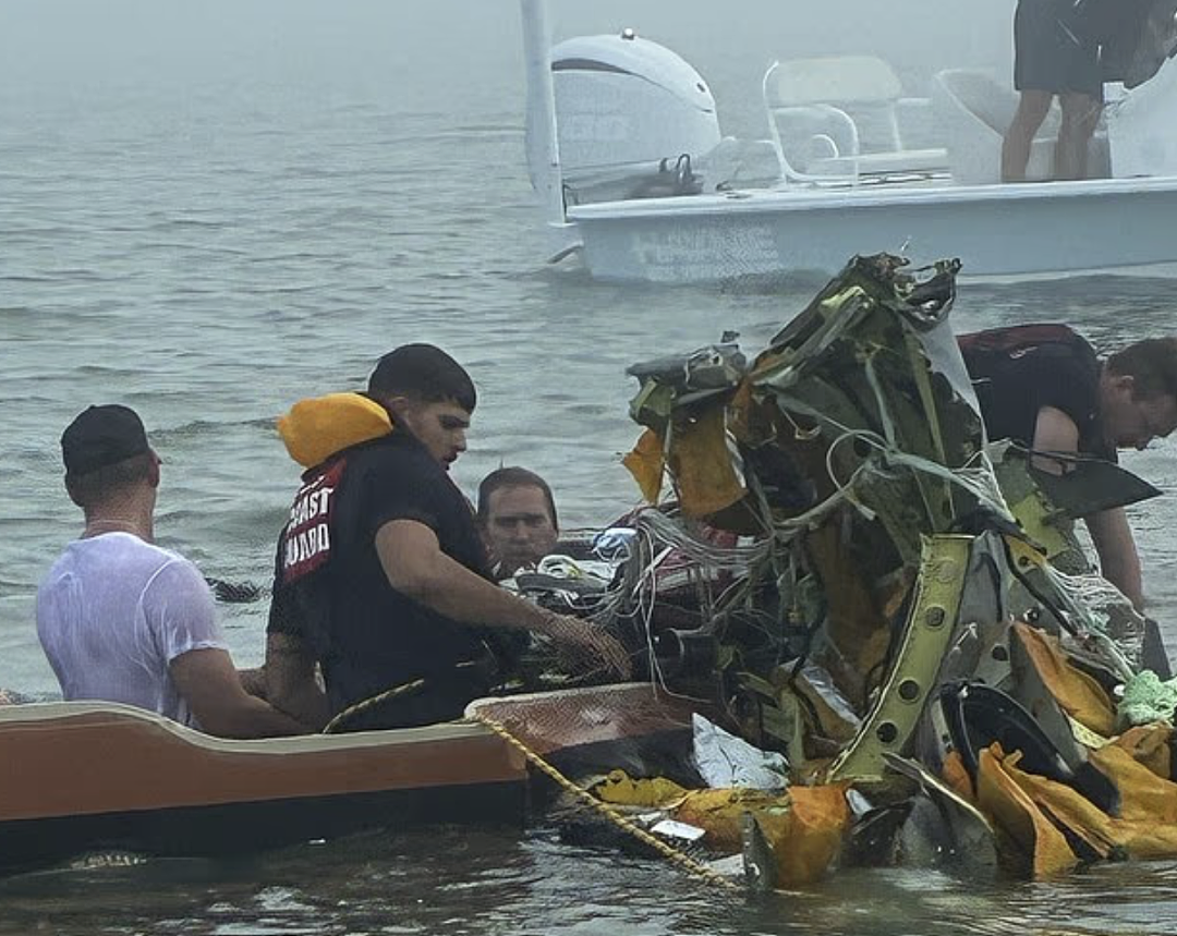 飞机突发坠海，多人遇难！海水猛灌机舱残骸，乘客瞬间卷入深海、绝望被困、目击者吓懵（组图） - 5