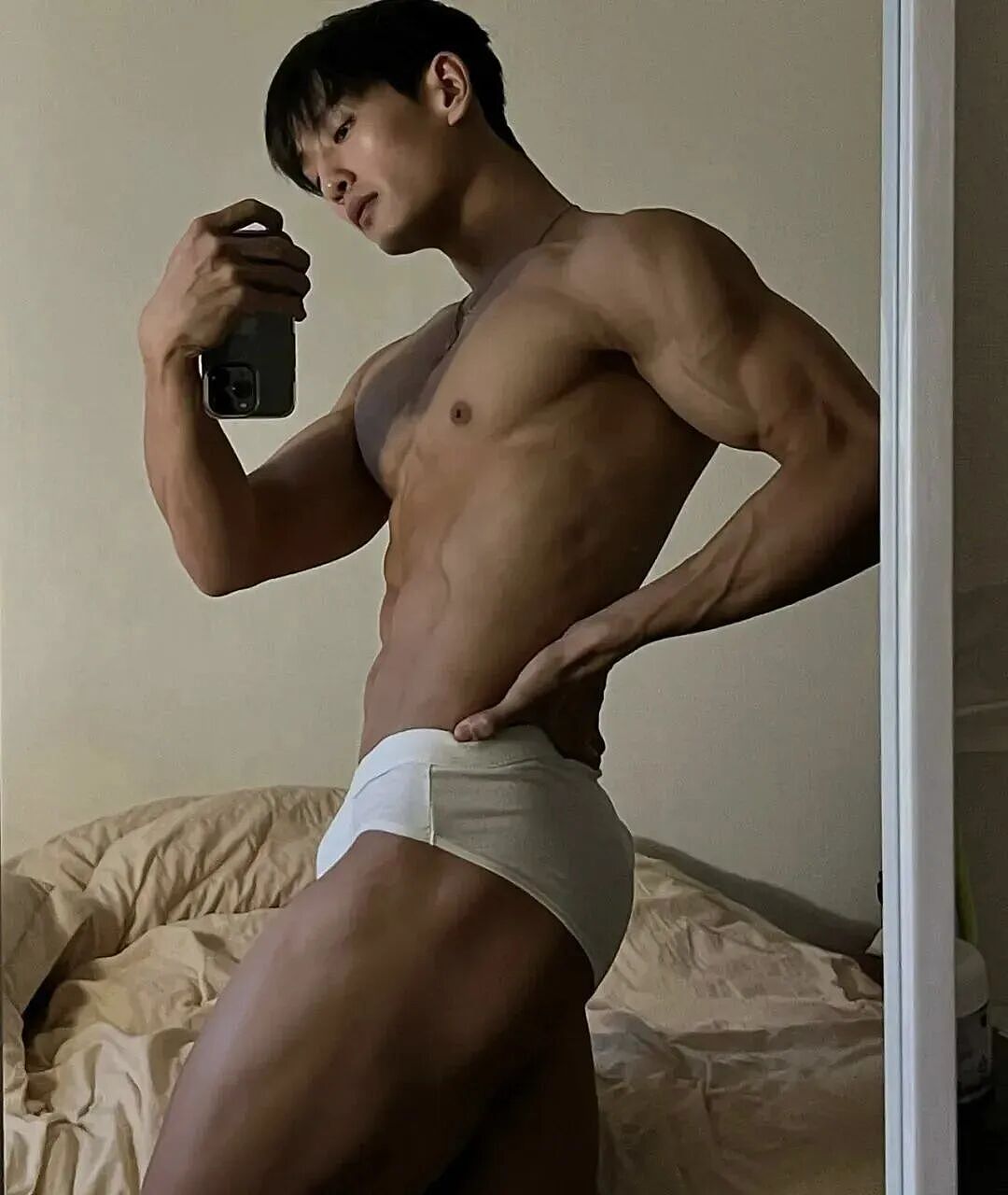【帅哥】黑皮男神亮色泳裤海滩秀肌肉，肌肉身材大胸肌翘臀太撩了（组图） - 14
