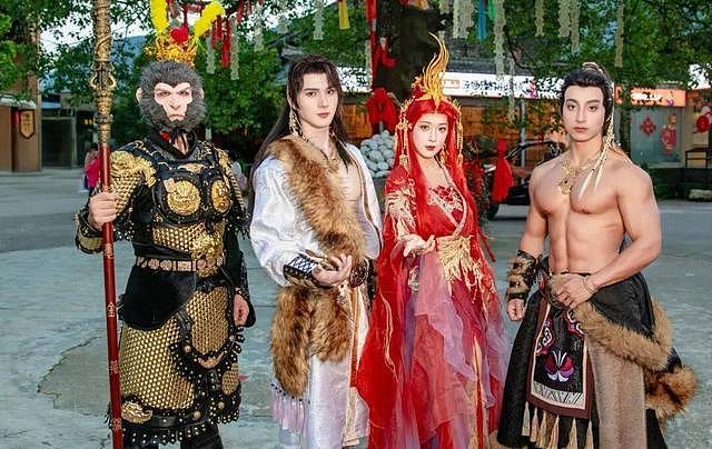 5万月薪招185+腹肌陪滑官?景区回应:薪资属实,目前竞争激烈(组图) - 3