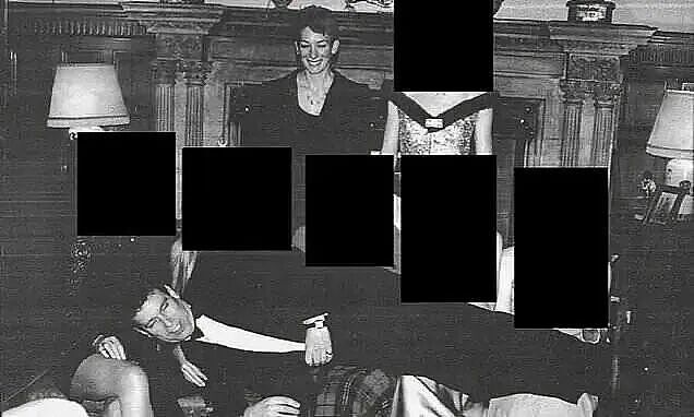 大尺度！萝莉岛照片最新公开！克林顿泡澡、安德鲁横躺五女腿上，特朗普也难逃...（组图） - 8