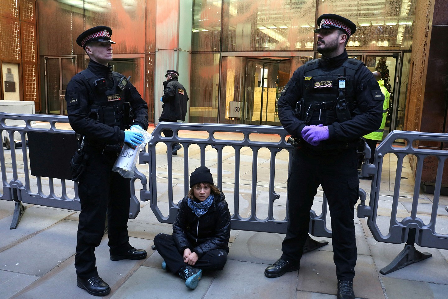 “环保少女”英国参与挺巴示威被捕,涉违《反恐法》(组图) - 1