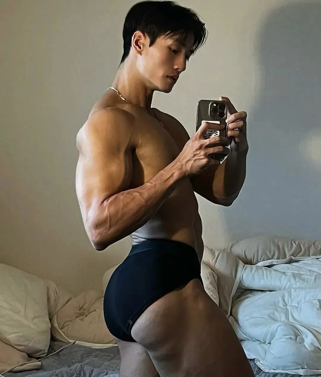 【帅哥】黑皮男神亮色泳裤海滩秀肌肉，肌肉身材大胸肌翘臀太撩了（组图） - 19