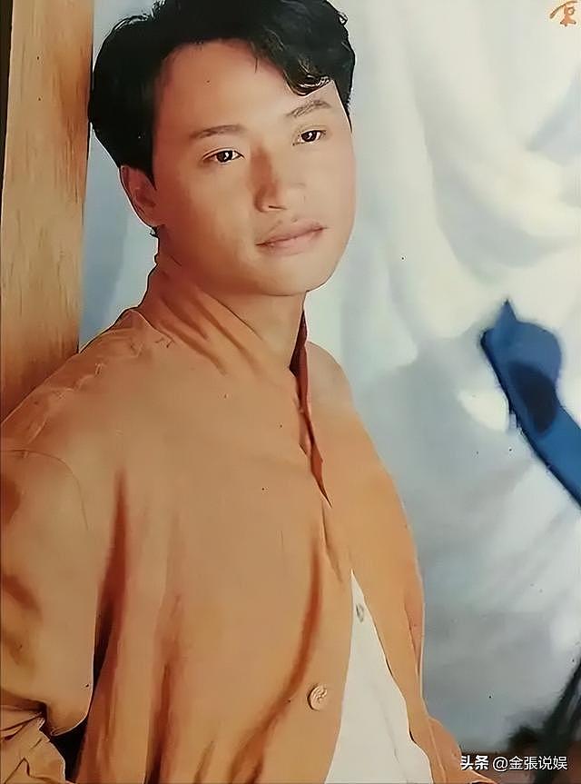55岁吴奇隆染黄毛开演唱会!录VCR嘴歪鼻头大,颜值难回“四爷”(组图) - 28
