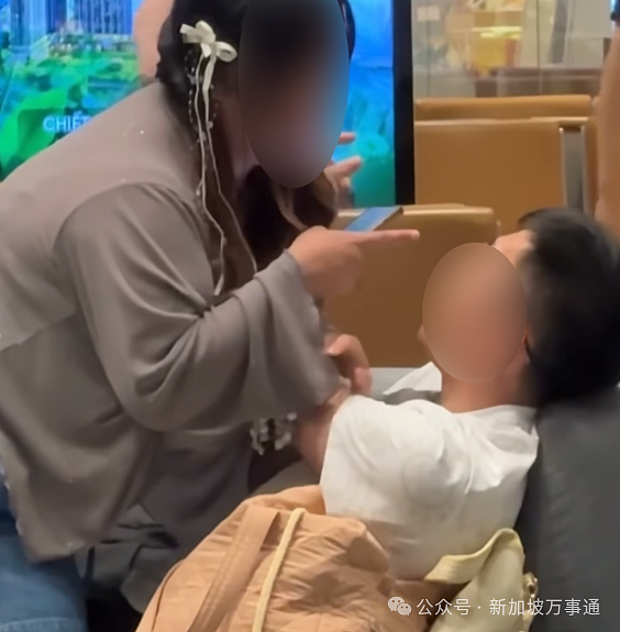 丢脸到中国！新加坡2男子汕头机场失控大闹，视频遭全网疯传（组图） - 4