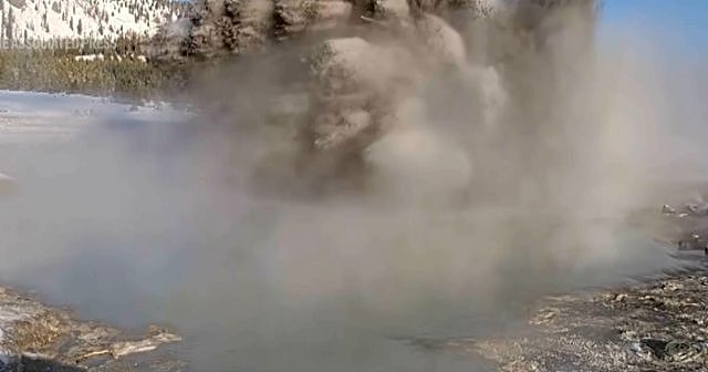 黄石公园又“炸”了！如同平地惊雷，泥浆上天画面曝（视频/图） - 1