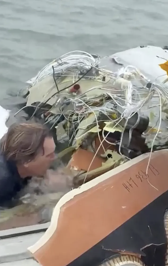 飞机突发坠海，多人遇难！海水猛灌机舱残骸，乘客瞬间卷入深海、绝望被困、目击者吓懵（组图） - 3
