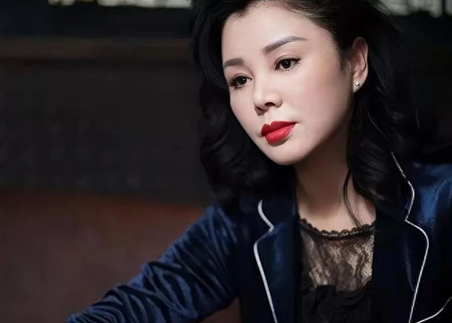 最惨女星！19岁嫁豪门遭家暴出轨，二婚被骗得倾家荡产，如今她活成这样（组图） - 12