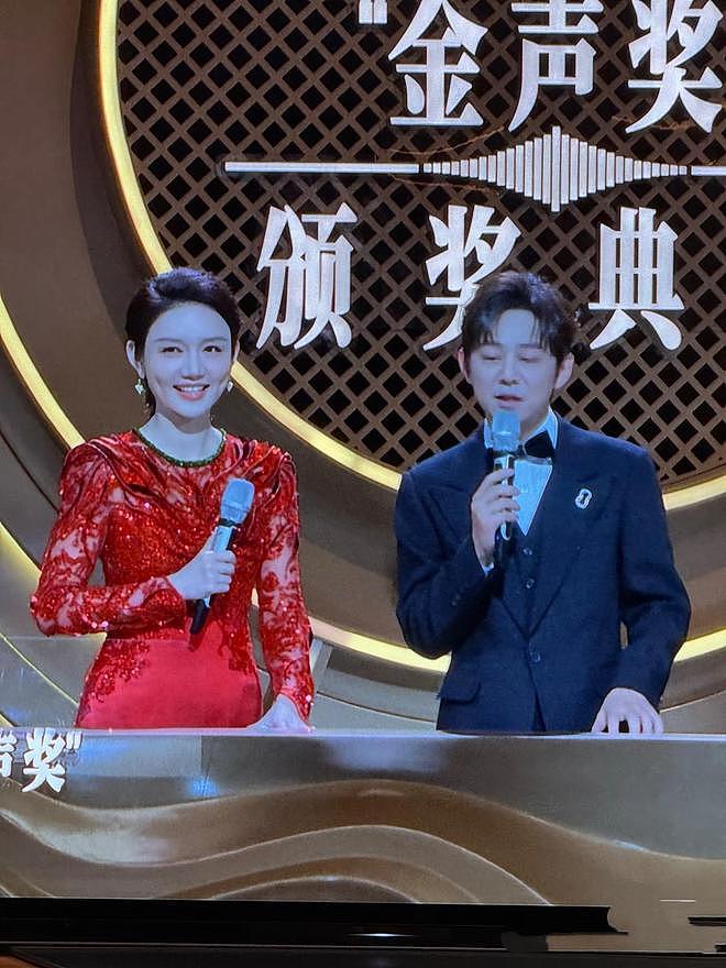 尼格买提拿下“金声奖”，感恩24年前职业启蒙人，何炅有点不自信（组图） - 2