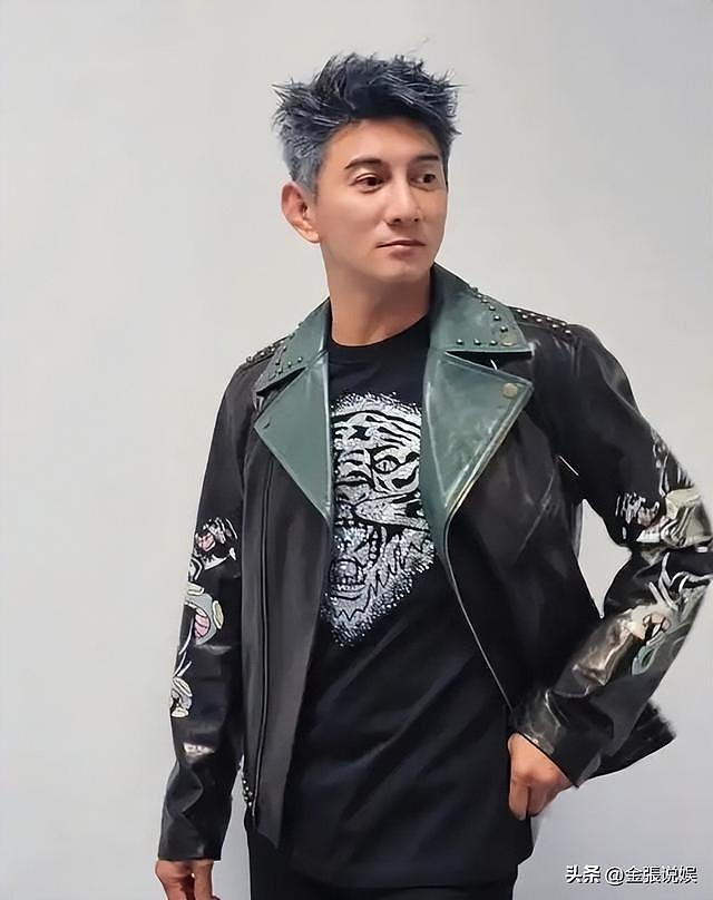 55岁吴奇隆染黄毛开演唱会!录VCR嘴歪鼻头大,颜值难回“四爷”(组图) - 21