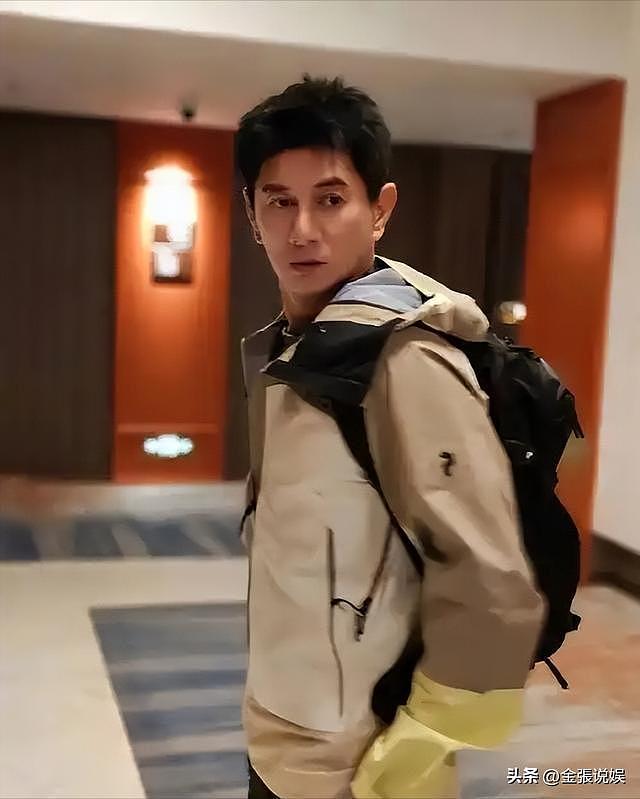 55岁吴奇隆染黄毛开演唱会!录VCR嘴歪鼻头大,颜值难回“四爷”(组图) - 35