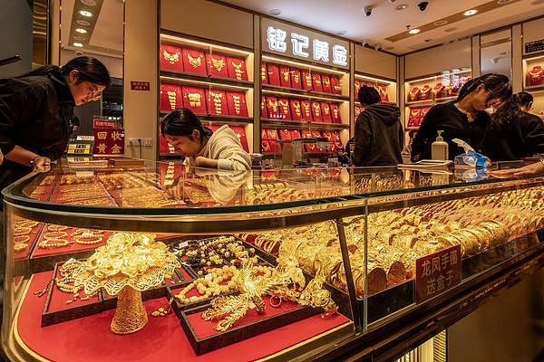 中国“金饰1g涨至1400元”!大批买家哀嚎:涨得太离谱了(组图) - 1