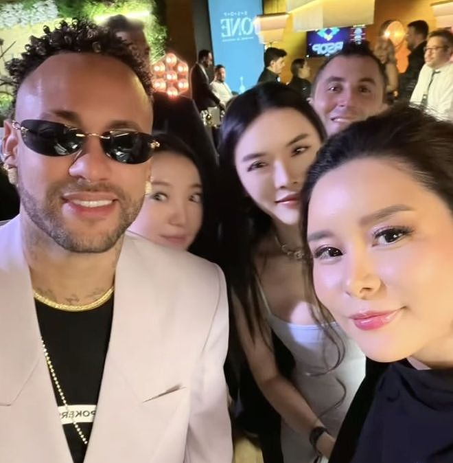 争议!中国女网红前往巴西见面内马尔,主动献吻称:和老公在一起(组图) - 3