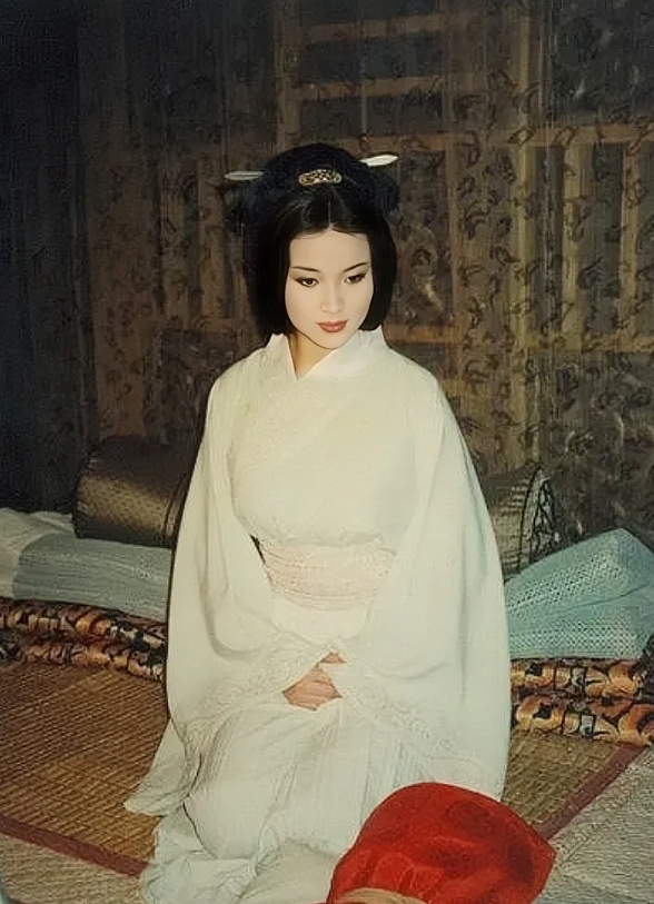 最惨女星！19岁嫁豪门遭家暴出轨，二婚被骗得倾家荡产，如今她活成这样（组图） - 1