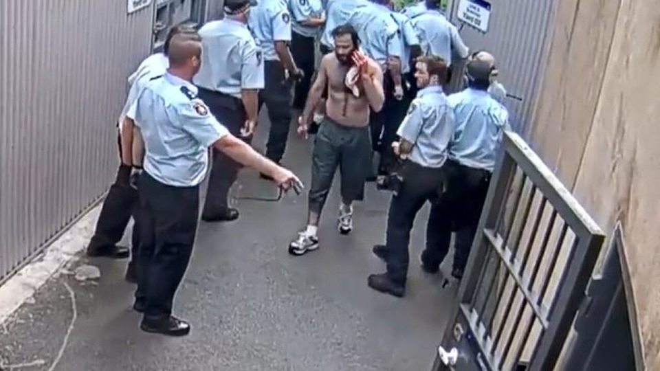 澳洲一黑帮分子在新南威尔士州高度戒备监狱，与罪犯斗殴时被简易刀刺伤颈部（组图） - 4